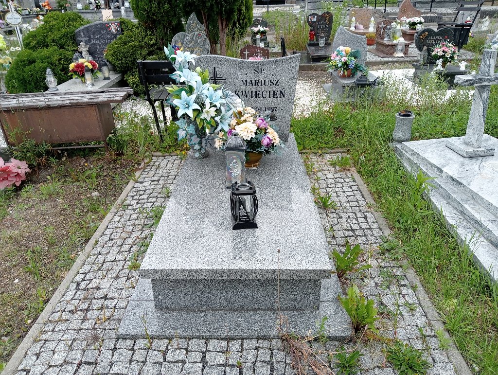 Grób Mariusz Kwiecień