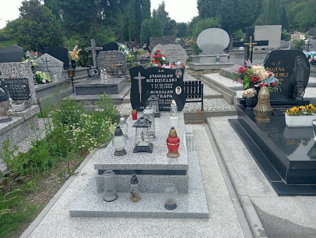 Grób MIROSŁAW SATRAPA