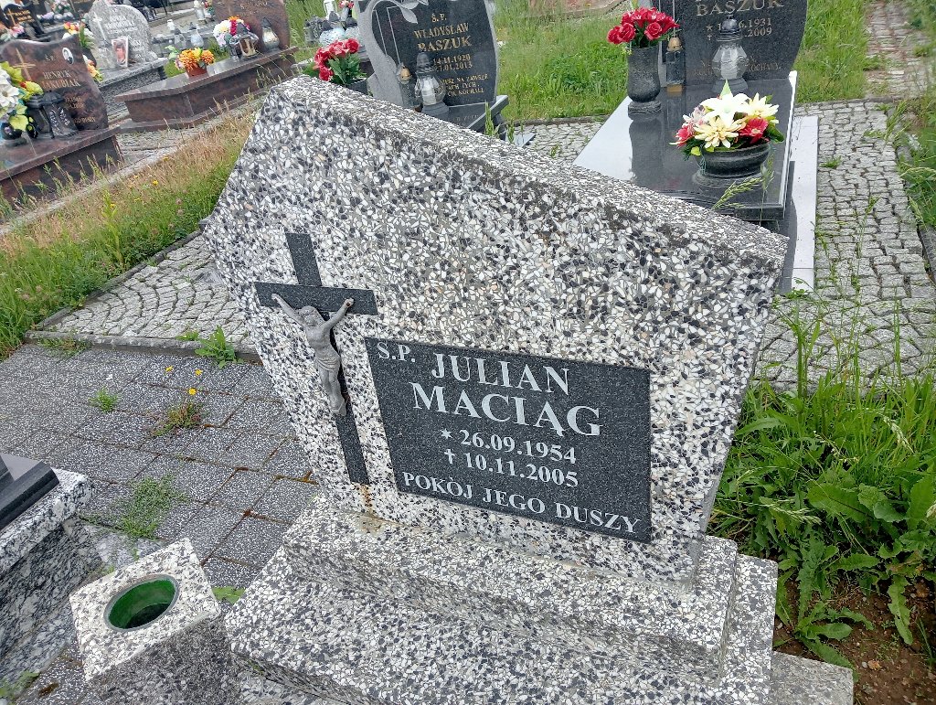Grób Julian Maciąg